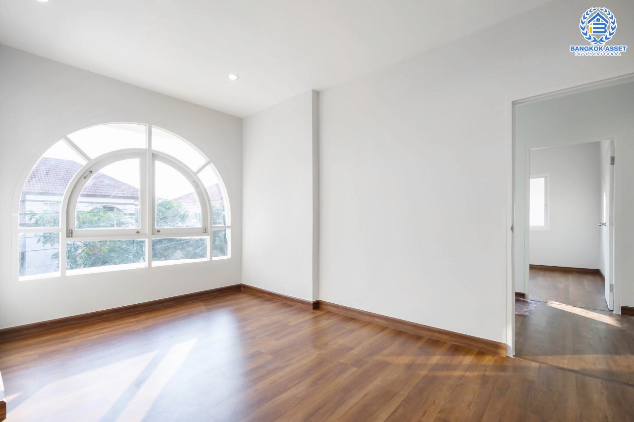 บ้านมือสองตกแต่งใหม่ ม.ลลิลอินเดอะพาร์ค บางใหญ่-กาญจนาฯ พร้อมอยู่ตอบโจทย์ทุกฟังก์ชั่น เนื้อที่ 50.6 ตร.ว. ฟังก์ชั่น 4 ห้องนอน 1 ห้องอเนกประสงค์ชั้นล่าง 2 ห้องน้ำ 2 ที่จอดรถพร้อมพื้นที่สนามหญ้าด้านข้าง บนทำเลเดินทางสะดวก ใกล้เซ็นทรัลเวสต์เกต ทางด่วน "กาญจนาภิเษก และเพียง 5 นาทีถึงรถไฟฟ้าสายสีม่วง "สถานีตลาดบางใหญ่"